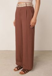 Brązowe Wiskozowe Spodnie z Wysokim Stanem ze Strukturalnego Materiału Cimelous. Brązowe jeansy Born2be, l, bez wzorów, z jeansu, z podwyższonym stanem. Za 119.99 zł.