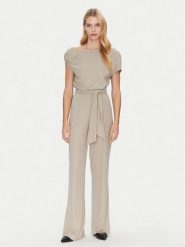 Guess Kombinezon W5GD89 KCTB0 Beżowy Regular Fit. Brązowe sukienki Guess, m, z aplikacjami, z wiskozy, bez kołnierzyka, bez ramiączek. Za 559.99 zł.