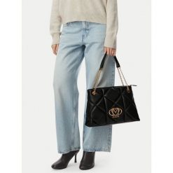 Torebka LOVE MOSCHINO. Czarne kopertówki Love Moschino, bez wzorów, wizytowe, bez dodatków. Za 1,099.00 zł.