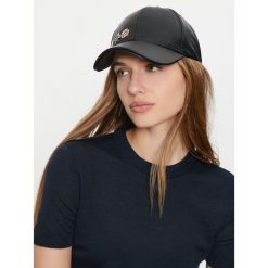 Czapka z daszkiem Guess. Czarne czapki z daszkiem Guess, z aplikacjami. Za 149.99 zł.