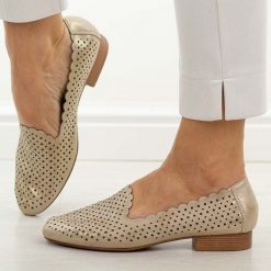 Złote skórzane półbuty damskie M.Daszyński Ol50-2. Żółte półbuty wsuwane M.Daszyński, na lato, w ażurowe wzory, ze skóry, casualowe, z okrągłym noskiem, bez obcasa, na płaskiej podeszwie. Za 219.00 zł.