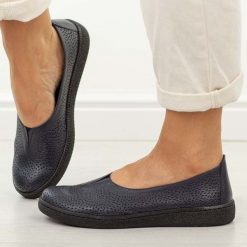 Granatowe skórzane Polskie półbuty damskie Gregors 1189. Niebieskie półbuty wsuwane GREGORS, na jesień, bez wzorów, z jeansu, casualowe, z okrągłym noskiem, bez obcasa, na płaskiej podeszwie. Za 379.00 zł.