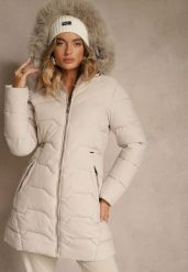 Ciemnobeżowa Pikowana Kurtka o Taliowanym Kroju z Kapturem z Futerkiem Mindria. Brązowe kurtki Renee, l, bez wzorów, z dzianiny, eleganckie, z kapturem. Za 239.99 zł.