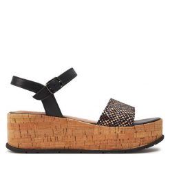 Sandały Tamaris. Czarne sandały Tamaris, bez wzorów, bez obcasa, na koturnie, bez zapięcia. Za 299.99 zł.