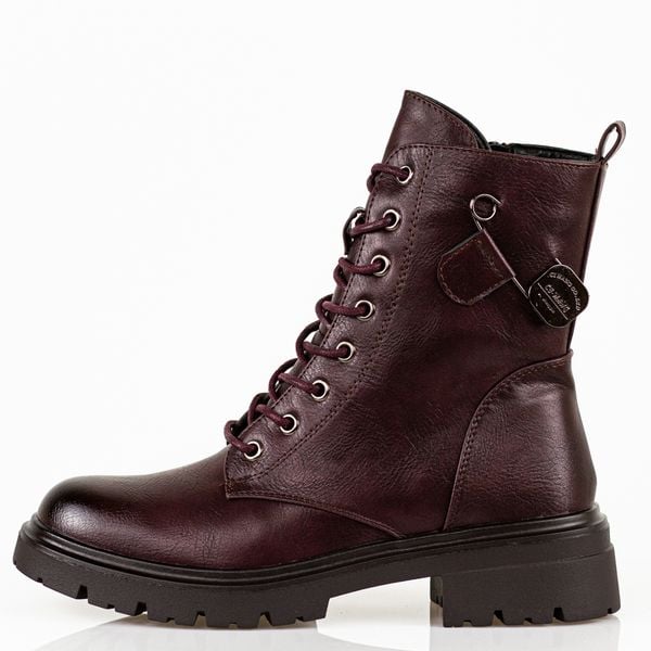 Bordowe trapery damskie M.Daszyński 2508-4. Czerwone traperki M.Daszyński, z aplikacjami, ze skóry, z okrągłym noskiem, bez obcasa, bez zapięcia. Za 199.00 zł.