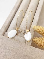 Luja Bijoux Pozłacane kolczyki-kreole z masą perłową i cyrkoniami rozmiar: onesize. Białe kolczyki Luja Bijoux, z cyrkonią, pozłacane. Za 54.95 zł.