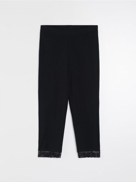 Legginsy capri z koronką - czarny. Czarne legginsy Sinsay, bez wzorów, z koronki. W wyprzedaży za 11.99 zł.