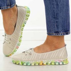 Beżowe ażurowe skórzane półbuty damskie S.Barski 5970. Brązowe półbuty wsuwane S.BARSKI, na jesień, w ażurowe wzory, z jeansu, casualowe, z okrągłym noskiem, bez obcasa, na płaskiej podeszwie. Za 219.00 zł.