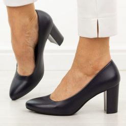 Granatowe czółenka damskie na słupku Sergio Leone Pb131. Niebieskie czółenka Sergio Leone, bez wzorów, ze skóry, eleganckie, bez obcasa, na słupku, bez zapięcia. W wyprzedaży za 148.72 zł.