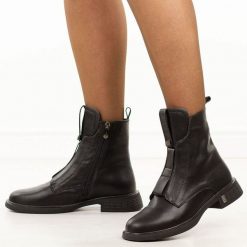 Czarne skórzane botki damskie Filippo Dbt7249/25. Czarne botki Filippo, bez wzorów, z dzianiny, eleganckie, z okrągłym noskiem, bez obcasa, na płaskiej podeszwie, bez zapięcia. W wyprzedaży za 271.15 zł.