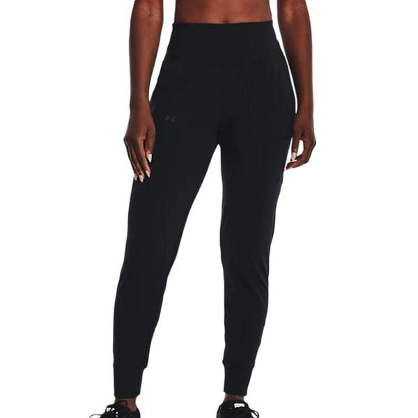 Spodnie treningowe damskie Under Armour Motion Jogger. Czarne spodnie dresowe Under Armour, bez wzorów, z dresówki. W wyprzedaży za 235.65 zł.