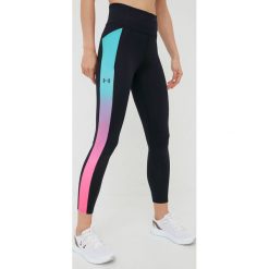 Under Armour legginsy do biegania SpeedPocket 1369755 damskie kolor czarny wzorzyste. Czarne legginsy Under Armour, bez wzorów, z dzianiny. W wyprzedaży za 299.99 zł.