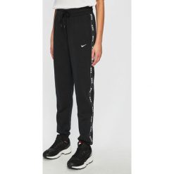 Nike Sportswear - Spodnie. Spodnie materiałowe marki Nike Sportswear. Za 229.90 zł.