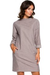 Ciepła dzianinowa sukienka z kieszeniami sportowy styl szara bawełna. Szare sukienki Sukienki.shop, do pracy, l, bez wzorów, z bawełny, biznesowe, bez kołnierzyka, bez ramiączek, sportowe. Za 199.00 zł.