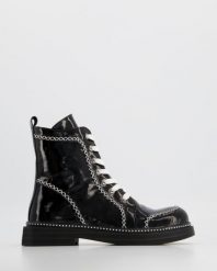BOTKI Z PRZESZYCIAMI 03-BURSA BLACK. Czarne botki Venezia, bez wzorów, ze skóry, bez obcasa, bez zapięcia. Za 279.00 zł.