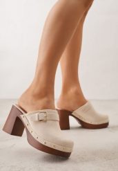 Beżowe Klapki na Słupku w Stylu Chodaków z Klamrami i Nitami Semelaia. Brązowe klapki Renee, z aplikacjami, boho, bez obcasa, na obcasie, bez zapięcia. Za 139.99 zł.