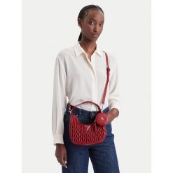 Torebka Guess. Czerwone torebki klasyczne Guess, z aplikacjami, klasyczne, bez dodatków. Za 284.99 zł.