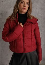 Bordowa Pikowana Kurtka Przejściowa Puffer z Szerokim Kołnierzem i Kapturem Atractivo. Czerwone kurtki Renee, l, bez wzorów, z jeansu. Za 189.99 zł.