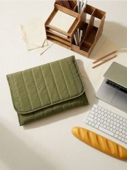 Pikowana torba na laptopa - khaki. Brązowe torby na laptopa Sinsay, bez wzorów, pikowane. Za 29.99 zł.