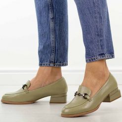Oliwkowe półbuty damskie, mokasyny M.Daszyński Sa267-7. Zielone mokasyny M.Daszyński, z aplikacjami, ze skóry, z okrągłym noskiem. W wyprzedaży za 179.10 zł.