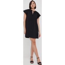 GAP sukienka kolor czarny mini prosta. Czarne sukienki GAP, na co dzień, l, bez wzorów, z tkaniny, bez kołnierzyka, bez ramiączek, mini, proste. W wyprzedaży za 149.99 zł.
