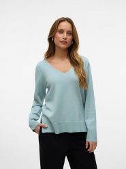 Vero Moda Sweter w kolorze błękitnym rozmiar: L. Niebieskie swetry Vero Moda, l, bez wzorów, z wiskozy, klasyczne, bez ramiączek. Za 101.45 zł.