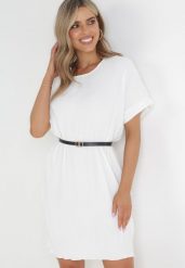 Biała Plisowana Sukienka Pudełkowa z Paskiem Savima. Białe sukienki Born2be, bez wzorów, bez kołnierzyka, bez ramiączek, mini, oversize. Za 119.99 zł.