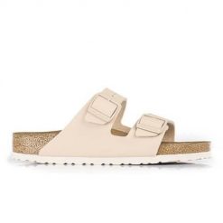 Klapki damskie Birkenstock Arizona. Brązowe klapki Birkenstock, bez wzorów, z materiału, bez obcasa, bez zapięcia. Za 416.30 zł.