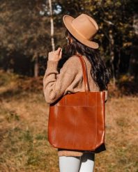Skórzana torebka DAN-A T379 camel. Brązowe torebki klasyczne DAN-A, bez wzorów, ze skóry, bez dodatków. Za 399.99 zł.