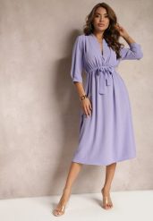 Jasnofioletowa Sukienka Canopis. Fioletowe sukienki Renee, m, bez wzorów, z materiału, eleganckie, bez kołnierzyka, bez ramiączek, midi, kopertowe. W wyprzedaży za 75.99 zł.