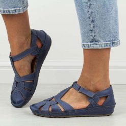 Granatowe Polskie sandały damskie Deoni D406. Niebieskie sandały Deoni, bez wzorów, ze skóry, bez obcasa, na obcasie, bez zapięcia. Za 399.00 zł.