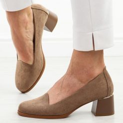 Khaki zamszowe półbuty damskie na obcasie Potocki 12545. Brązowe czółenka POTOCKI, na lato, bez wzorów, z jeansu, biznesowe, z okrągłym noskiem, bez obcasa, na obcasie, bez zapięcia. Za 169.00 zł.