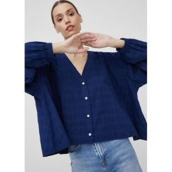Wrangler koszula bawełniana damska kolor granatowy relaxed. Niebieskie koszule Wrangler, l, bez wzorów, z bawełny, bez kołnierzyka, bez ramiączek. W wyprzedaży za 109.99 zł.