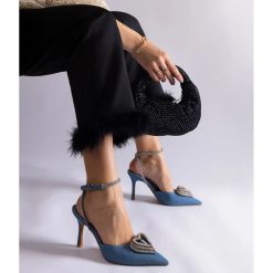 Niebieskie szpilki z odkrytą pięta zdobione cyrkoniami. Niebieskie szpilki z aplikacjami, eleganckie, bez obcasa, na szpilce, bez zapięcia. Za 78.89 zł.