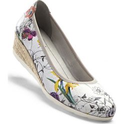 Wygodne espadryle na koturnie bonprix biały w kwiaty. Czółenka marki bonprix. Za 149.99 zł.