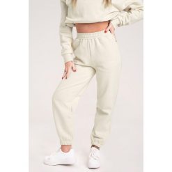 Spodnie fitness damskie Gym Glamour dresowe off. Białe spodnie dresowe GYM GLAMOUR, bez wzorów, z dresówki. Za 189.99 zł.