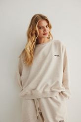 Bluza damska o kroju regular fit w kolorze LATTE MELANGE - MANLY. Brązowe bluzy Marsala, m, bez wzorów, z bawełny, bez ramiączek, bez kaptura. Za 319.90 zł.