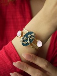 Pierres delicates Pozłacana bransoletka z agatem rozmiar: onesize. Niebieskie bransoletki Pierres delicates, z agatem, pozłacane. Za 65.99 zł.