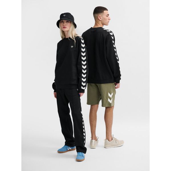 Luźna bluza Hummel Archive. Czarne bluzy Hummel, bez wzorów, bez kaptura, na fitness i siłownię. W wyprzedaży za 243.30 zł.