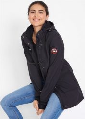 Kurtka budrysówka softshell, z materiału odpychającego wodę. Czarne kurtki bonprix, bez wzorów, z softshellu, z kapturem. Za 299.99 zł.