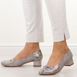 Srebrne czółenka damskie na obcasie M.Daszyński Sa210-12. Szare czółenka M.Daszyński, na lato, z aplikacjami, ze skóry, biznesowe, z okrągłym noskiem, bez obcasa, na obcasie, bez zapięcia. Za 179.00 zł.