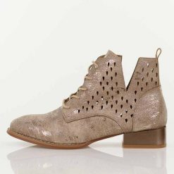 Lt. Brąz botki damskie na obcasie M.Daszyński Sa197-29. Brązowe botki M.Daszyński, w ażurowe wzory, z jeansu, boho, bez obcasa, na obcasie, bez zapięcia. Za 229.00 zł.