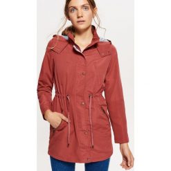 Lekka parka z kapturem - Różowy. Płaszcze marki Cropp. Za 119.99 zł.
