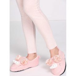 Różowe Kapcie Blown. Kapcie marki Cropp. Za 49.99 zł.