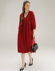 Bordowa sukienka z wiskozy. Czerwone sukienki Unisono, l, bez wzorów, z tkaniny, eleganckie, bez kołnierzyka, bez ramiączek, rozkloszowane. Za 229.00 zł.
