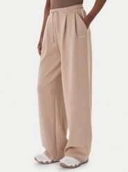 Guess Spodnie dresowe V6GB01 K2914 Beżowy Wide Leg. Brązowe spodnie dresowe Guess, z aplikacjami, z dresówki. Za 434.99 zł.