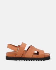 SKÓRZANE BRĄZOWE SANDAŁY 13421004 COCONUT. Brązowe sandały Venezia, bez wzorów, ze skóry, bez obcasa, bez zapięcia. Za 359.00 zł.