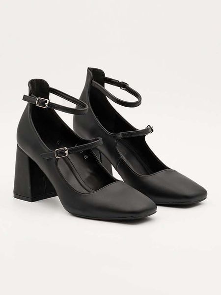 Bellucci Czółenka w kolorze czarnym rozmiar: 41. Czarne czółenka Bellucci, bez wzorów, klasyczne, bez obcasa, bez zapięcia. Za 100.75 zł.