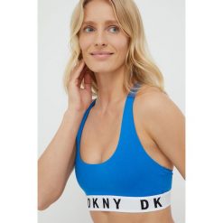 Dkny biustonosz sportowy DK4519 gładki. Niebieskie biustonosze sportowe DKNY, bez wzorów. W wyprzedaży za 99.99 zł.