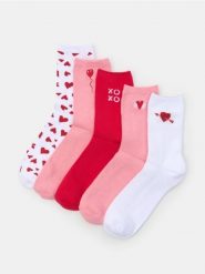Prążkowane skarpetki z nadrukiem z motywem walentynkowym 5 pack - wielobarwny. Skarpetki Sinsay, bez wzorów, prążkowane. Za 19.99 zł.